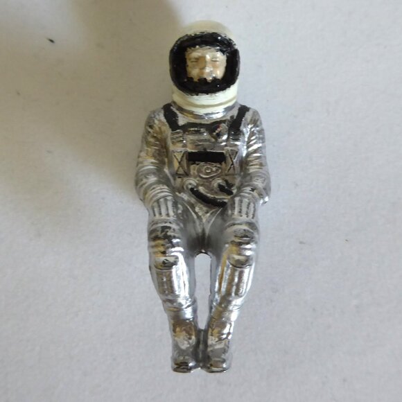 VINTAGE 2.5” TOY HOLLOW PLASTIC SITTING SEATED SPACEMAN ASTRONAUT MERCURY APOLLO - Picture 1 of 7